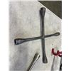 Image 3 : 2 TIRE WRENCHES AND A STEERING WHEEL LOCK WITH KEY