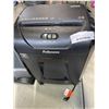 Image 2 : FELLOWES SHREDDER AND LASKO TOWER HEATER