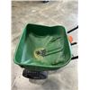 Image 5 : SCOTTS TURF BUILDER EDGEGUARD BROADCAST SPREADER MINI