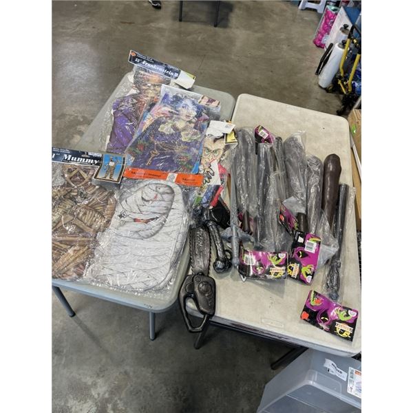 TRAY OF DECORATIVE HALLOWEEN PROPS & COSTUMES