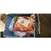 Image 1 : TOTE OF LARGE PARTY BANNERS AND DECOR