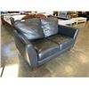 Image 2 : BLACK LEATHER LOVESEAT