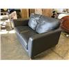 Image 3 : BLACK LEATHER LOVESEAT