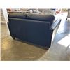 Image 4 : BLACK LEATHER LOVESEAT