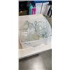 Image 2 : 2 TRAYS OF HOME DECOR ITEMS