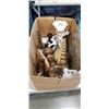 Image 3 : 2 TRAYS OF HOME DECOR ITEMS