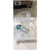 Image 4 : 2 TRAYS OF HOME DECOR ITEMS