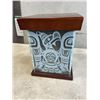 Image 3 : VINTAGE NORTHWEST COAST FIRST NATIONS ETCHED GLASS & WOOD KEEPSAKE BOX