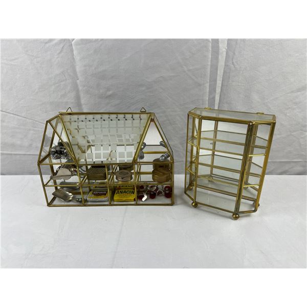 Mirrored Shelfs with Trinkets