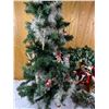 Image 4 : Christmas Tree & Decor
