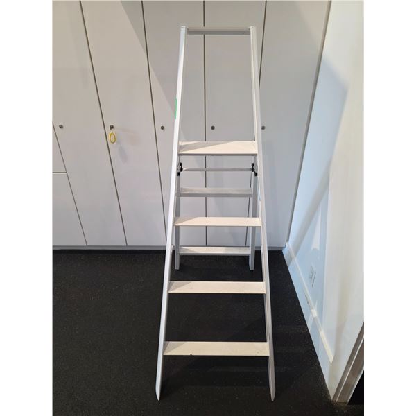 L2 - Lucano 94017 4-Step Aluminum Ladder — image 36