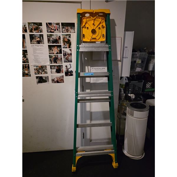 L2 - Featherlite 6 Foot Fiberglass Step Ladder