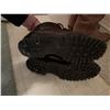 Image 8 : Footwear and Winter Accessories Lot: Boots, Sneakers, Scarves, Gloves, Hats