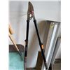Image 1 : Fiskars Telescopic Bypass Lopper With Adjustable Handles