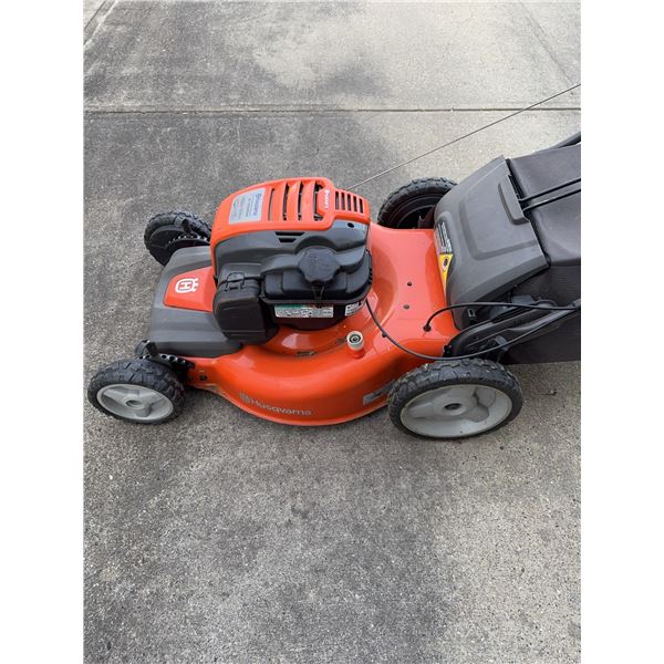 Husqvarna HU725AWDHQ 7.25 ft-lb AWD Self-Propelled Lawn Mower with Briggs & Stratton