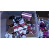 Image 3 : UNCLAIMED STORAGE:  RUBBERMAID TOTE C/W ASSORTED BOWS