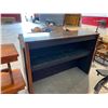 Image 3 : 5FT BAR AND 2 BAR STOOLS