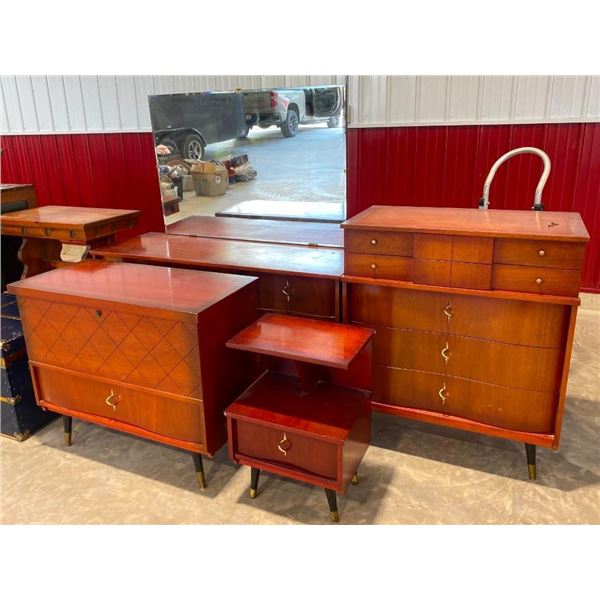 WOODEN BEDROOM DRESSER SET WITH MIRROR AND NIGHTSTAND