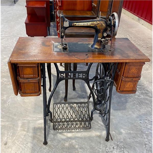 VINTAGE SEWING MACHINE