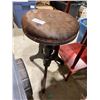 Image 1 : SMALL STOOL
