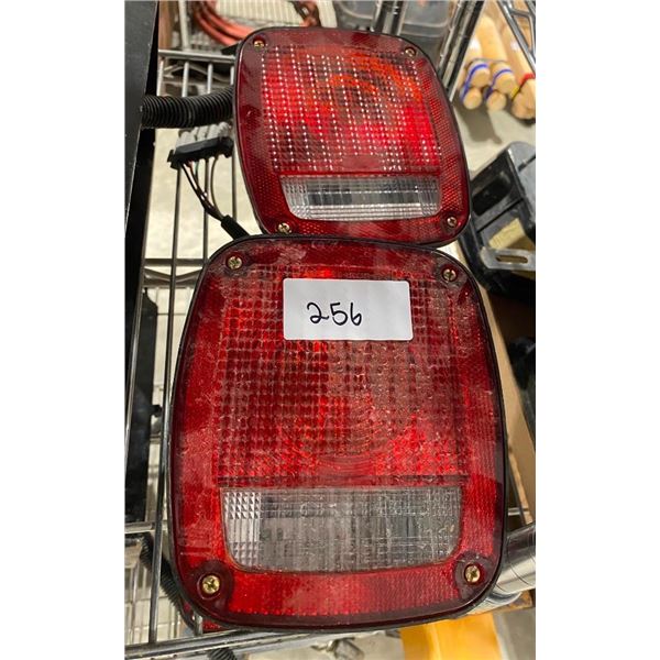 SET OF TWO TAIL LIGHTS - 7X5.5IN LIGHT