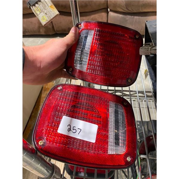 SET OF TWO TAIL LIGHTS - 7X5.5IN LIGHT