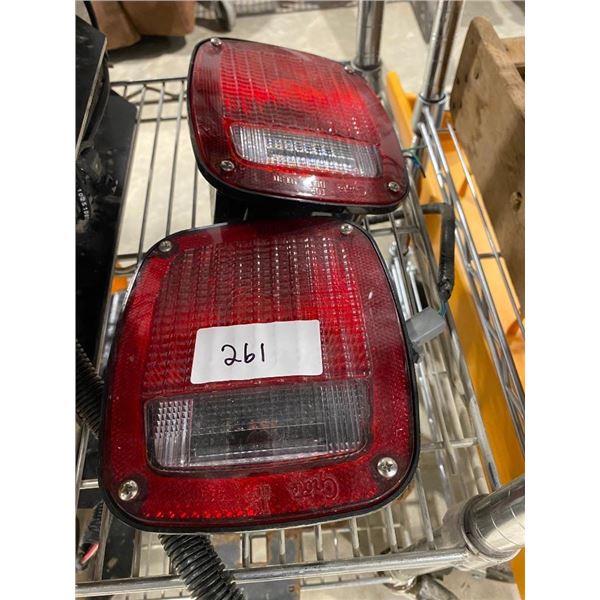 SET OF TWO TAIL LIGHTS - 7X5.5IN LIGHT