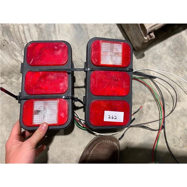 SET OF TWO TAIL LIGHTS - 10X5.5IN LIGHT