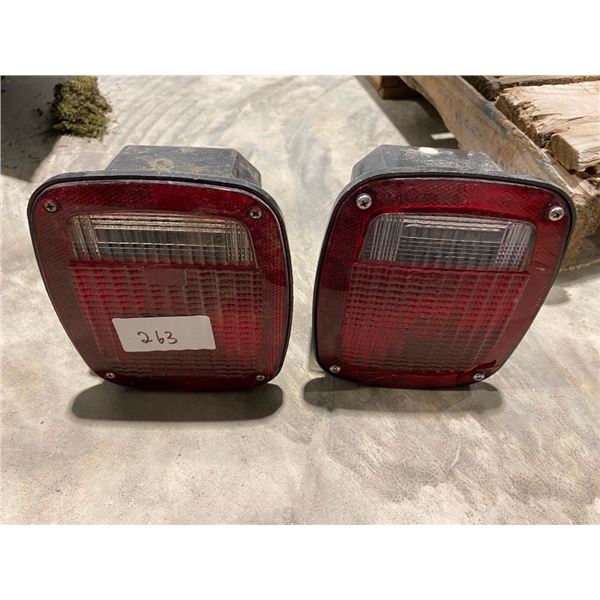 SET OF TWO TAIL LIGHTS - 7X5.5IN LIGHT