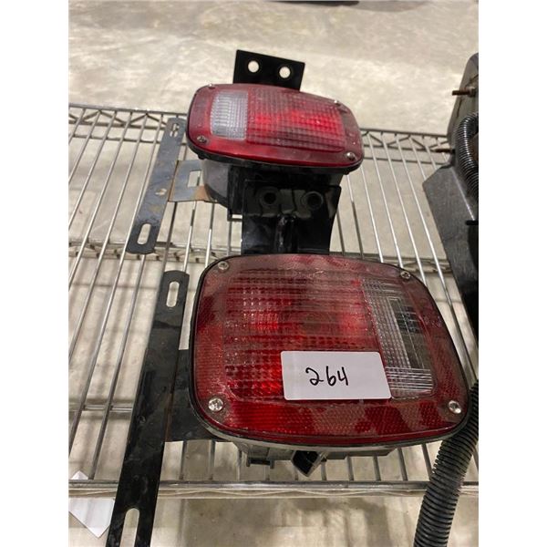 SET OF TWO TAIL LIGHTS - 7X5.5IN LIGHT