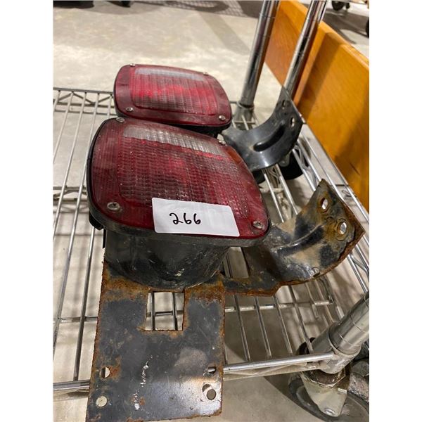 SET OF TWO TAIL LIGHTS - 7X5.5IN LIGHT