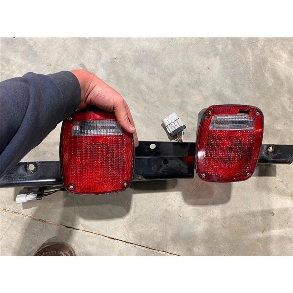 SET OF TWO TAIL LIGHTS WITH LARGE BRACKETS - 7X5.5IN LIGHT
