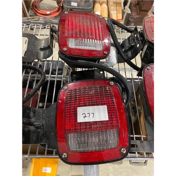 SET OF TWO TAIL LIGHTS - 7X5.5IN LIGHT