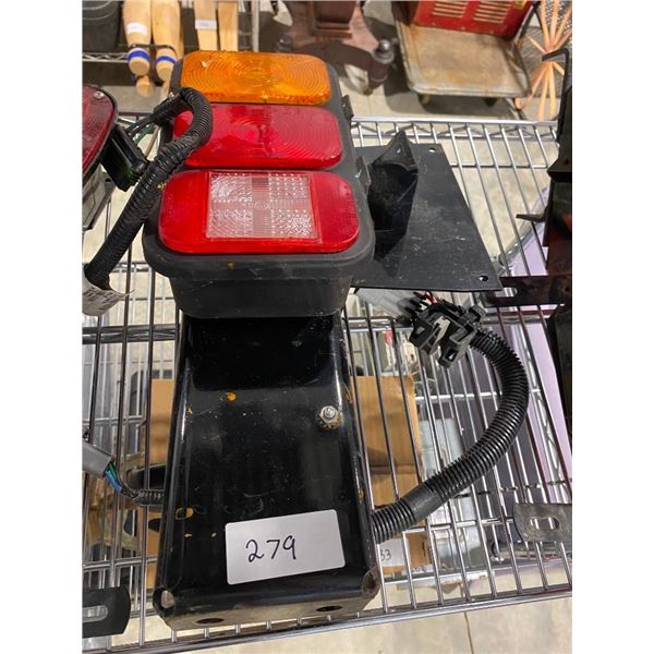 SINGLE 10.5X5.5IN TAIL LIGHT