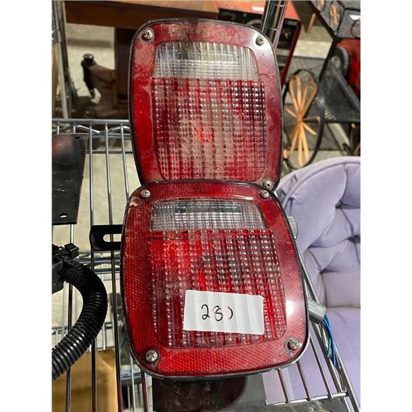 SET OF TWO TAIL LIGHTS - 7X5.5IN LIGHT