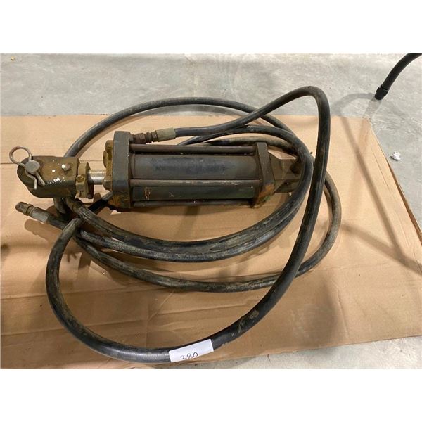 12IN HYDRAULIC CYLINDER WITH SOME HOSE