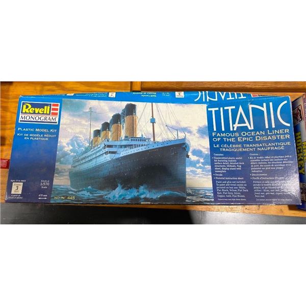 PLASTIC TITANIC MODEL IN A BOX