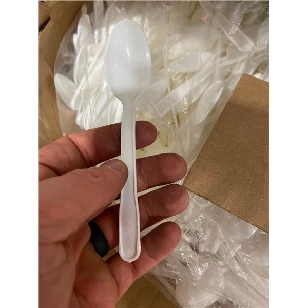 APPROX. 1000 WHITE PLASTIC SPOONS