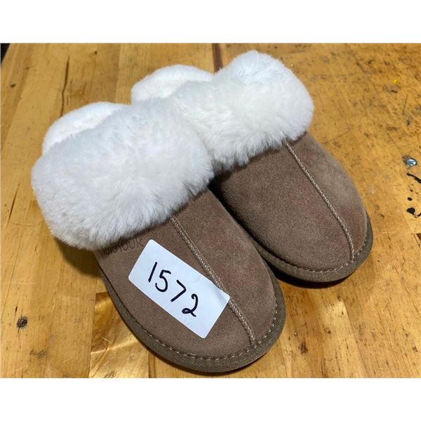 SIZE 6 WOMENS SLIPPERS