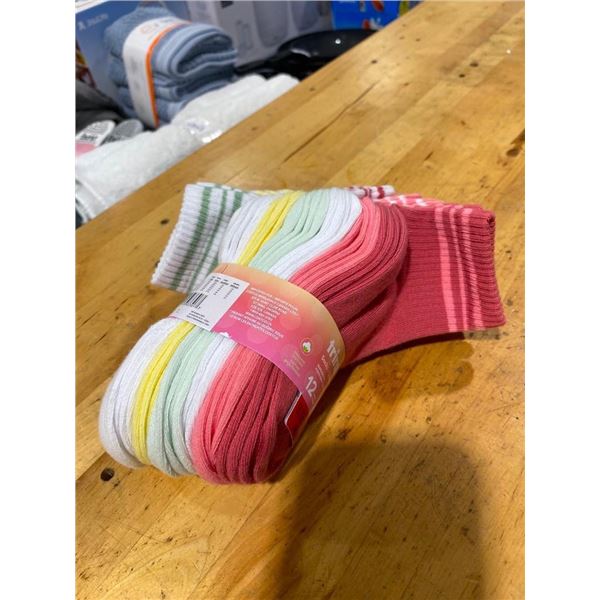 12 PAIRS OF KIDS SIZE M SOCKS
