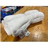 Image 1 : 2 WHITE 16X30IN TOWELS