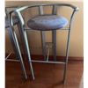 Image 3 : 36-Inch Metal Frame Bar Chairs with Grey Fabric Seats and Armrests