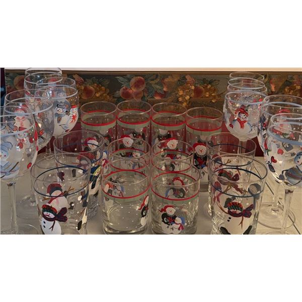 Snowman-Themed Holiday Glassware Set, 18 Pieces