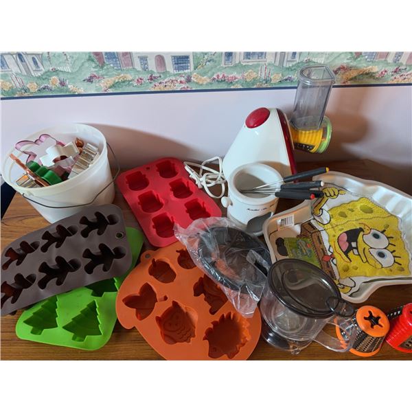 Silicone Baking Molds, SpongeBob Pan, and Countertop Mixer Kitchen Lot