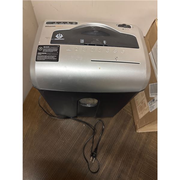 Customer returned - Amazon Basics Paper Shredder - 12 Sheets