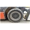 Image 12 : 2010 TOYOTA 25 02-8FG25 FORKLIFT ORANGE/GREY VIN 7F32-VA351