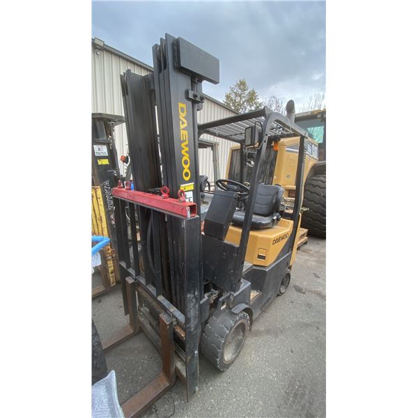 DAEWOO GC18 YELLOW 2,400 LBS CAPACITY 3 STAGE 189" MAST PROPANE COUNTERBALANCE FORKLIFT WITH