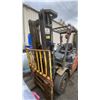 Image 1 : TOYOTA 8FGU25 ORANGE 3,750 LBS CAPACITY 3 STAGE 189" MAST PROPANE SOLID RUBBER TIRE SIT