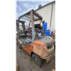 Image 2 : TOYOTA 8FGU25 ORANGE 3,750 LBS CAPACITY 3 STAGE 189" MAST PROPANE SOLID RUBBER TIRE SIT