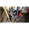 Image 2 : 4 ASSORTED POST HOLE DIGGERS & A STEEL TEMPER